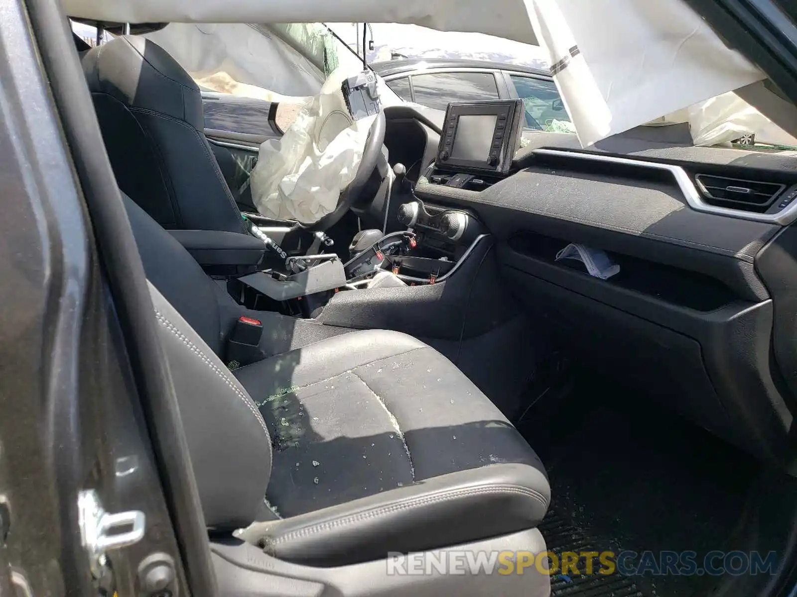 5 Photograph of a damaged car JTMA1RFV1KD011318 TOYOTA RAV4 2019