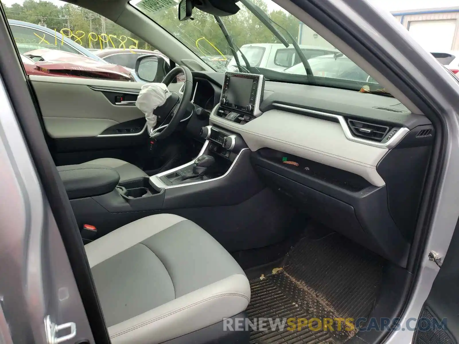 5 Photograph of a damaged car JTMA1RFV4KD042031 TOYOTA RAV4 2019