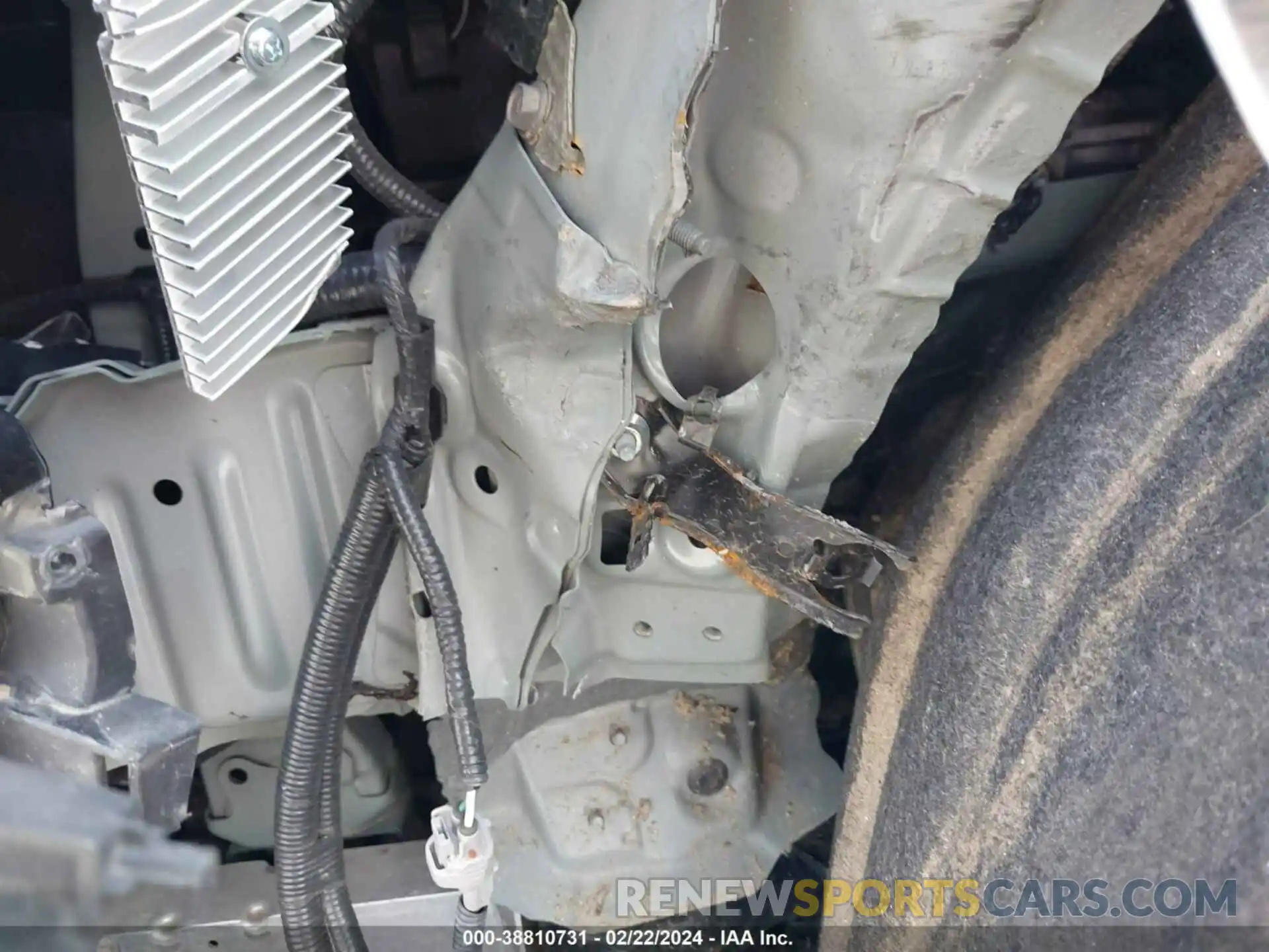 18 Photograph of a damaged car JTMA1RFVXKJ009598 TOYOTA RAV4 2019