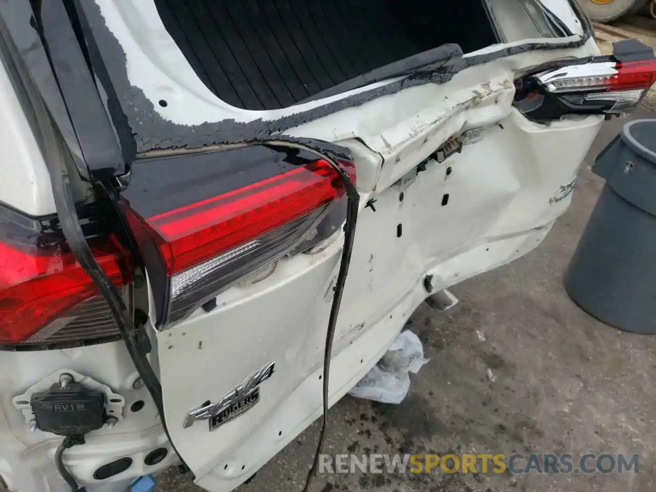 9 Photograph of a damaged car JTMEWRFV1KJ012702 TOYOTA RAV4 2019