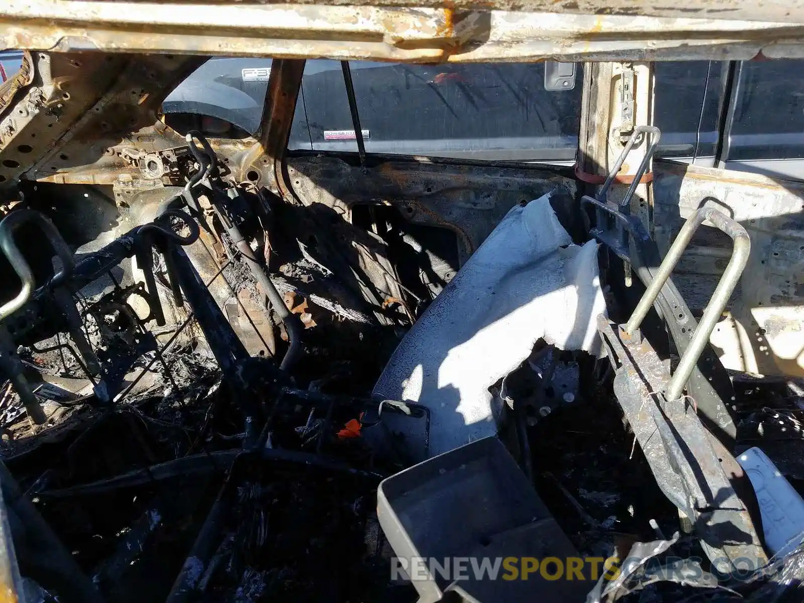 6 Photograph of a damaged car JTMEWRFV2KD522748 TOYOTA RAV4 2019