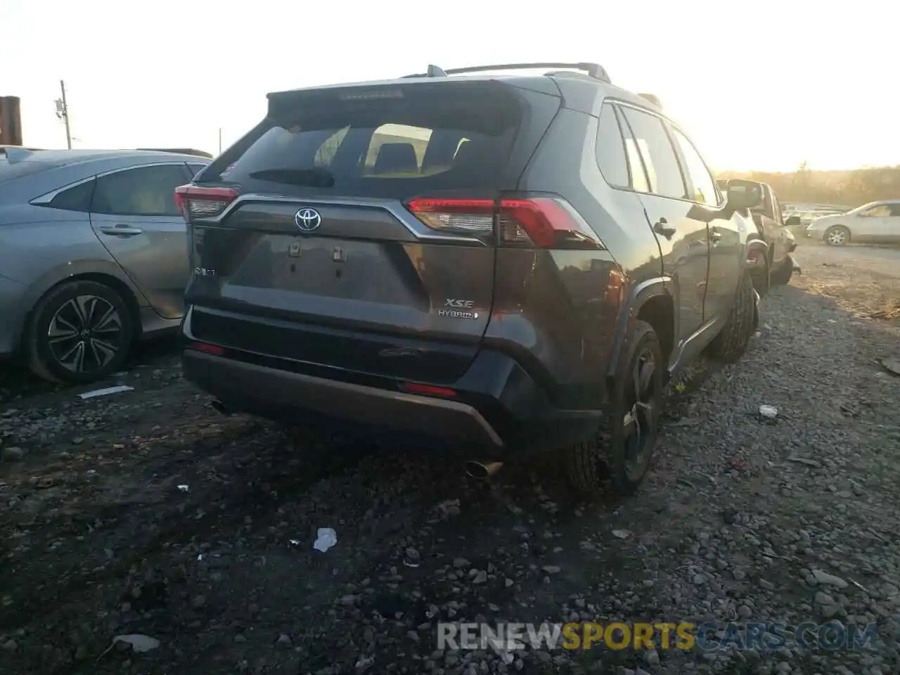 4 Photograph of a damaged car JTMEWRFV2KJ001420 TOYOTA RAV4 2019