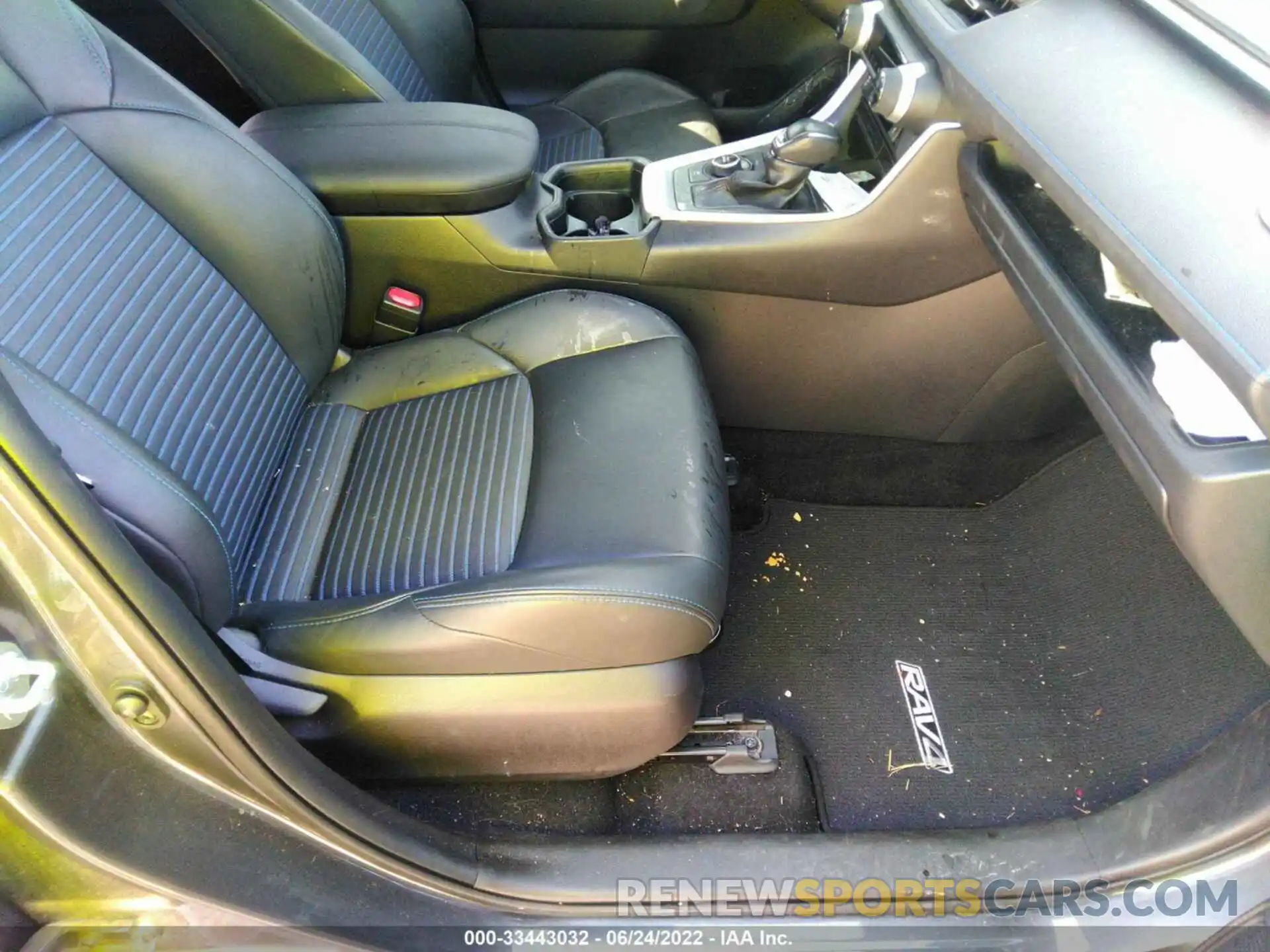 5 Photograph of a damaged car JTMEWRFV5KD513882 TOYOTA RAV4 2019