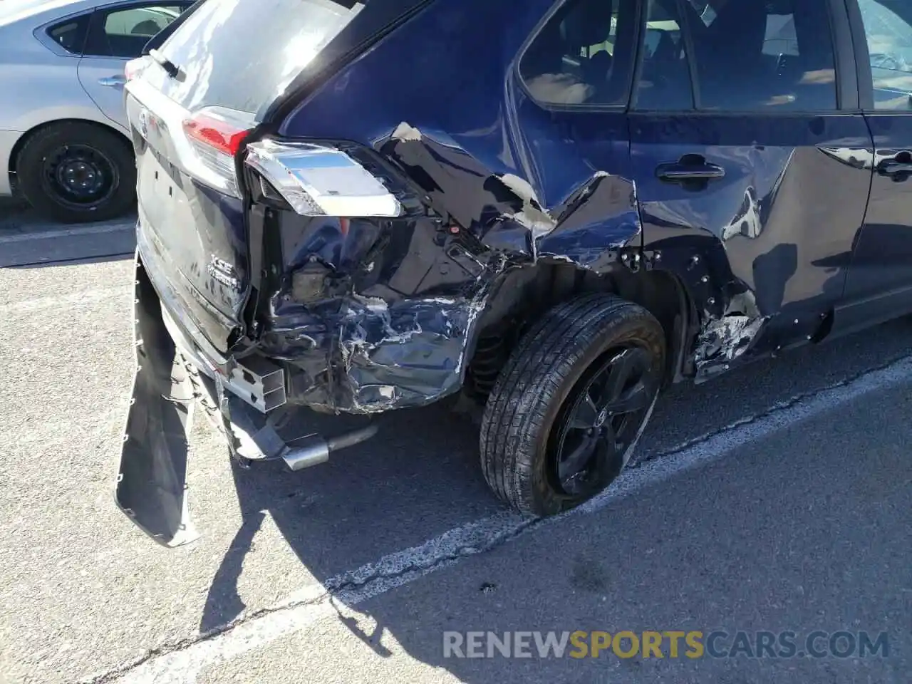 9 Photograph of a damaged car JTMEWRFV8KJ002118 TOYOTA RAV4 2019