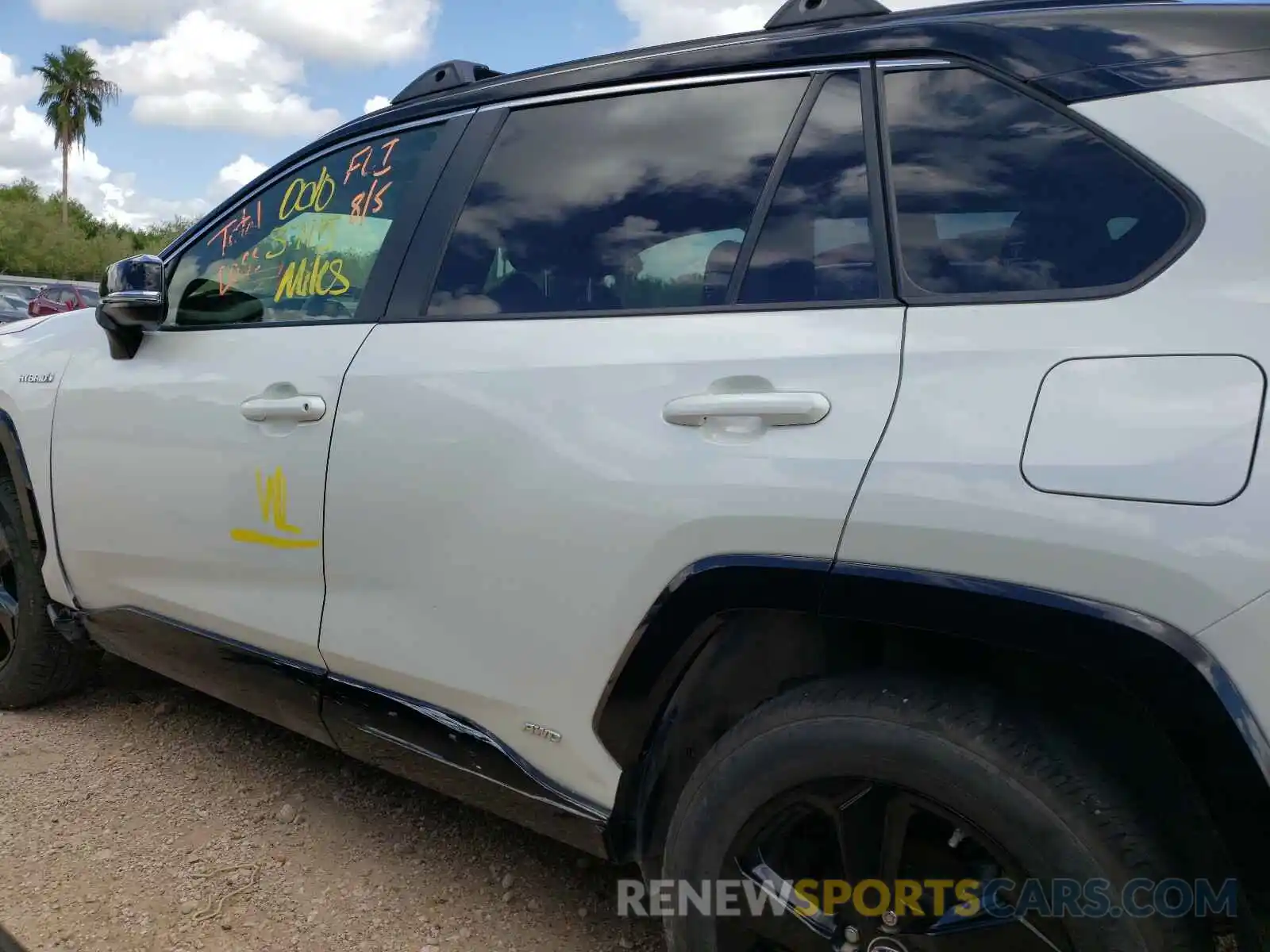 9 Photograph of a damaged car JTMEWRFV8KJ003852 TOYOTA RAV4 2019