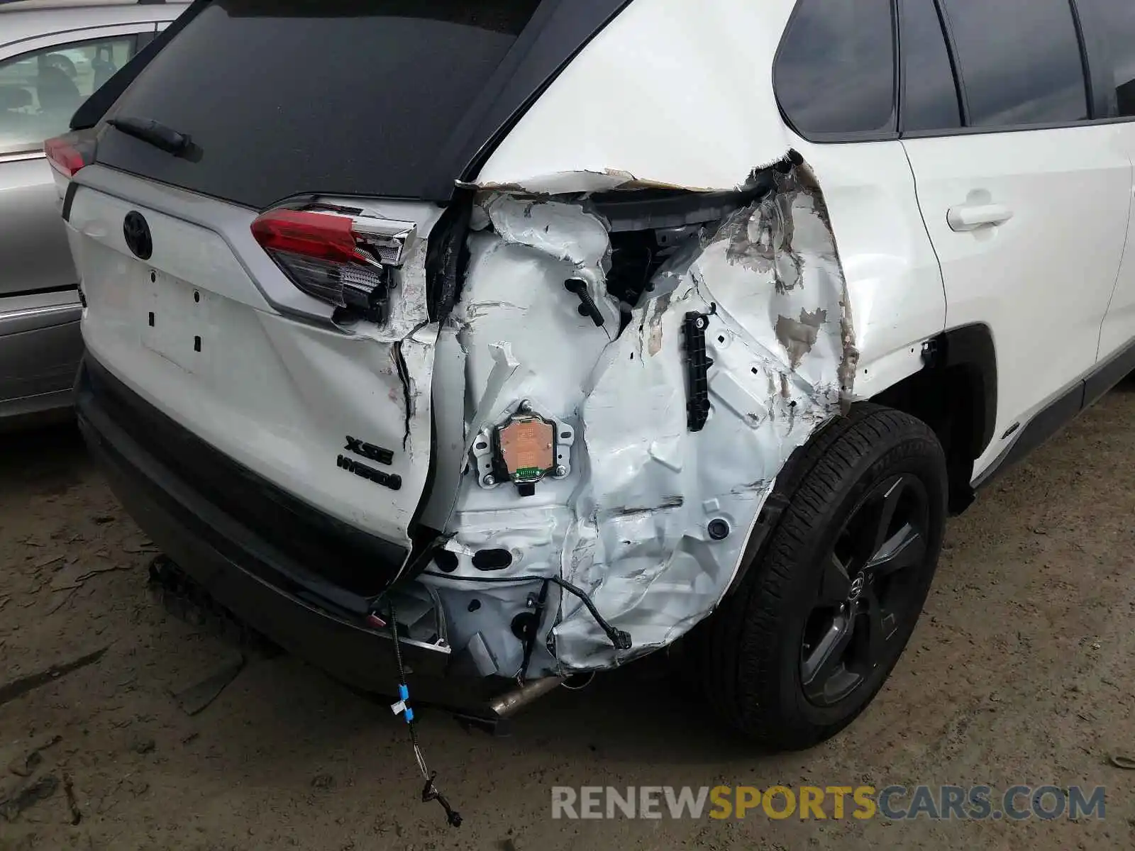 9 Photograph of a damaged car JTMEWRFV8KJ019100 TOYOTA RAV4 2019