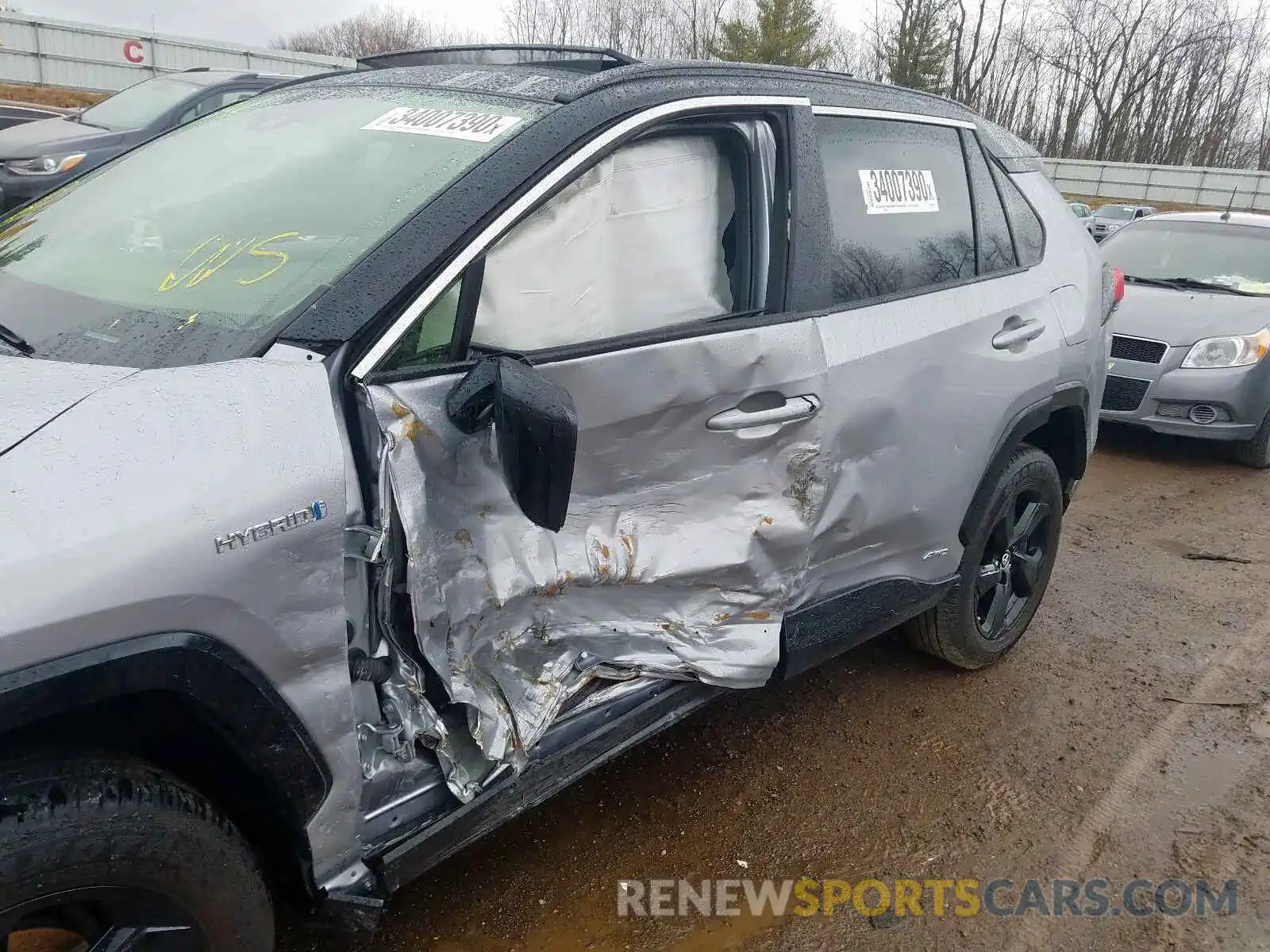 9 Photograph of a damaged car JTMEWRFV9KD520740 TOYOTA RAV4 2019