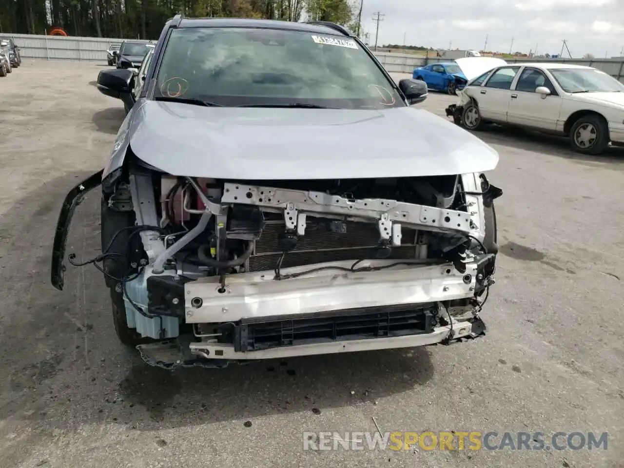 9 Photograph of a damaged car JTMEWRFV9KJ025195 TOYOTA RAV4 2019