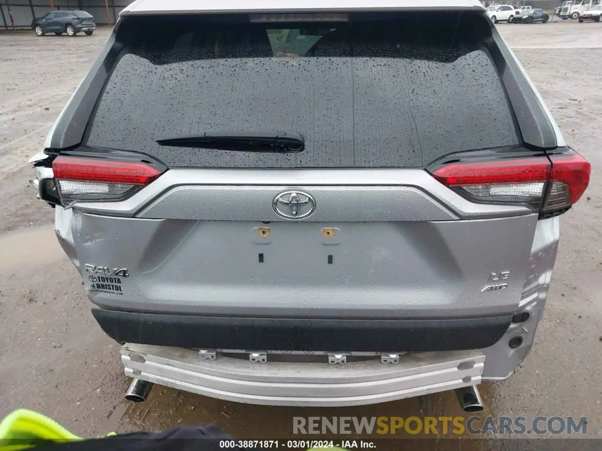 17 Photograph of a damaged car JTMF1RFV0KD020663 TOYOTA RAV4 2019