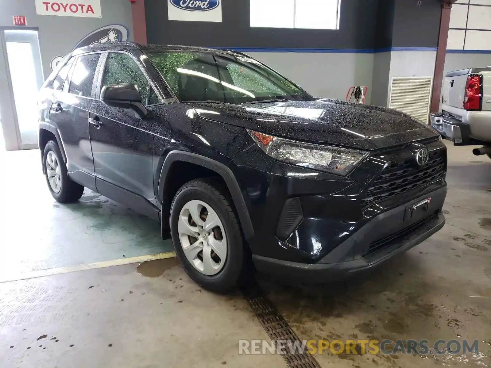 1 Photograph of a damaged car JTMF1RFV0KJ004481 TOYOTA RAV4 2019