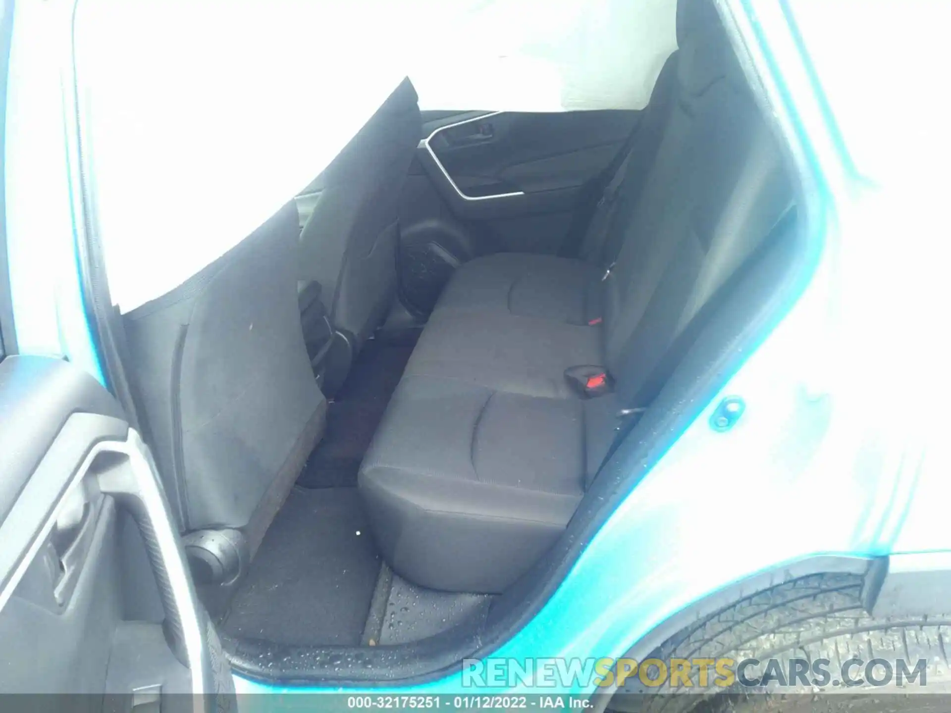 8 Photograph of a damaged car JTMF1RFV2KJ012811 TOYOTA RAV4 2019