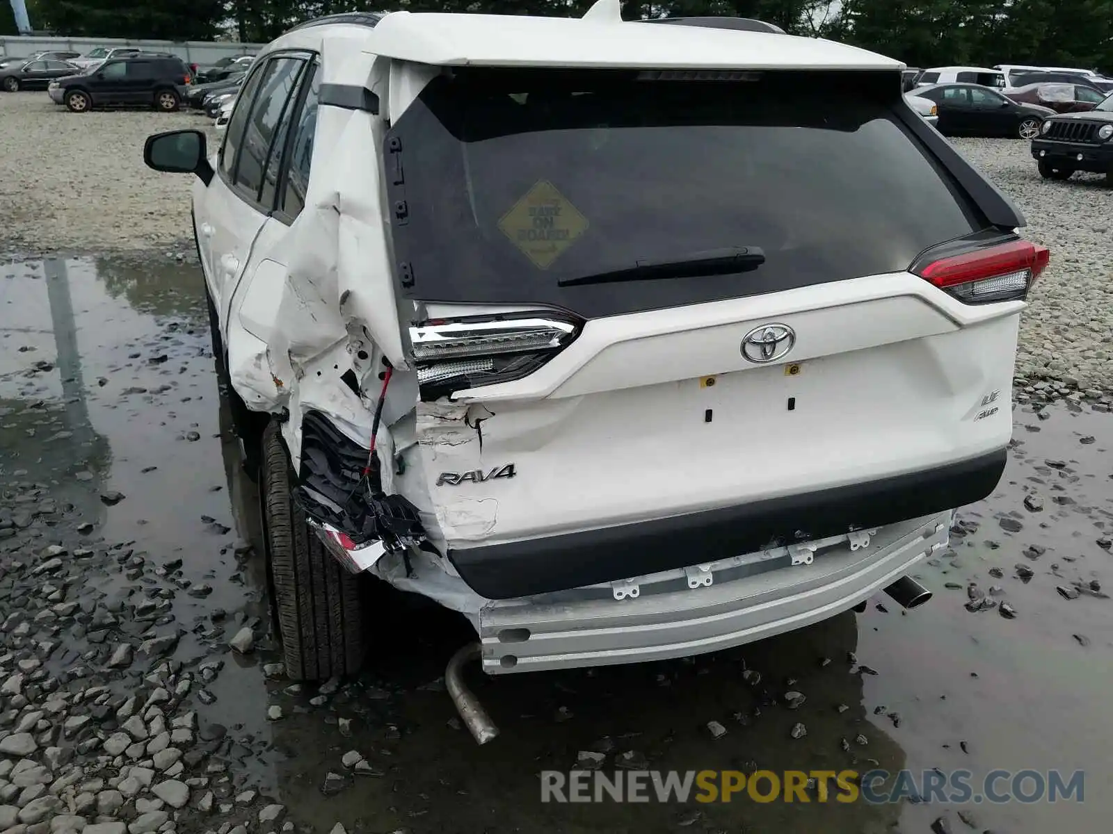 9 Photograph of a damaged car JTMF1RFV5KD037233 TOYOTA RAV4 2019