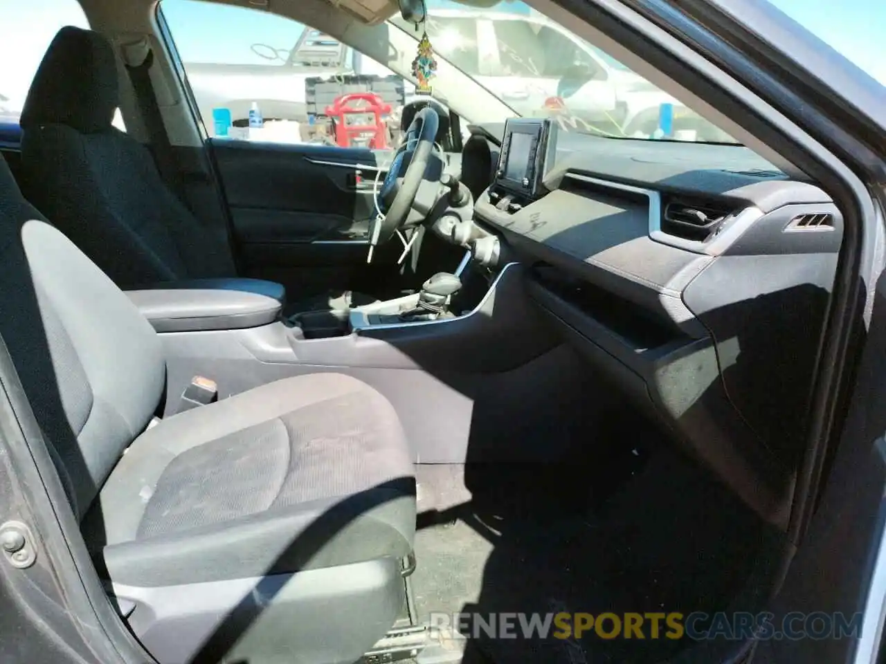 5 Photograph of a damaged car JTMF1RFV8KJ018158 TOYOTA RAV4 2019