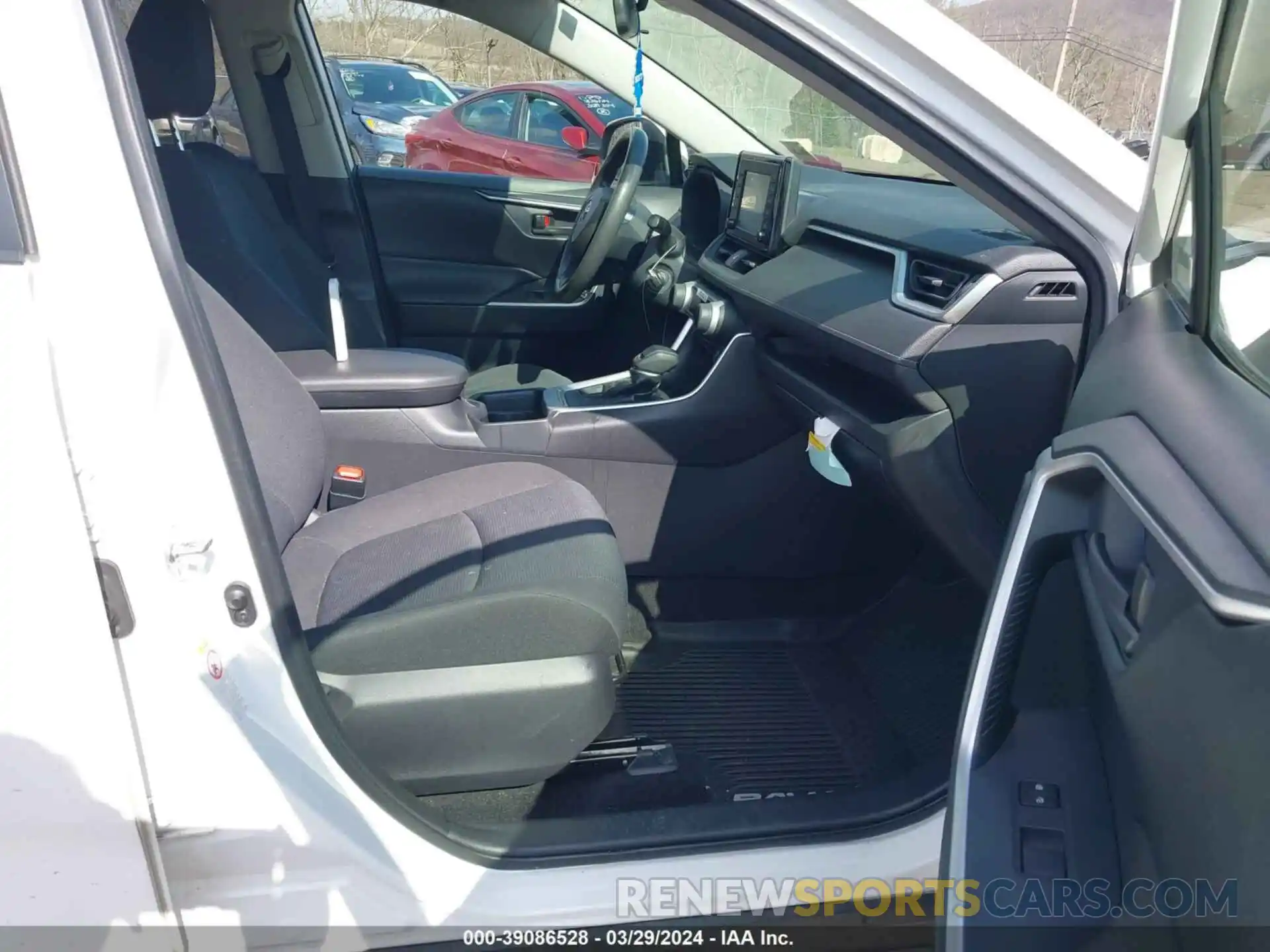 5 Photograph of a damaged car JTMG1RFV1KD514020 TOYOTA RAV4 2019