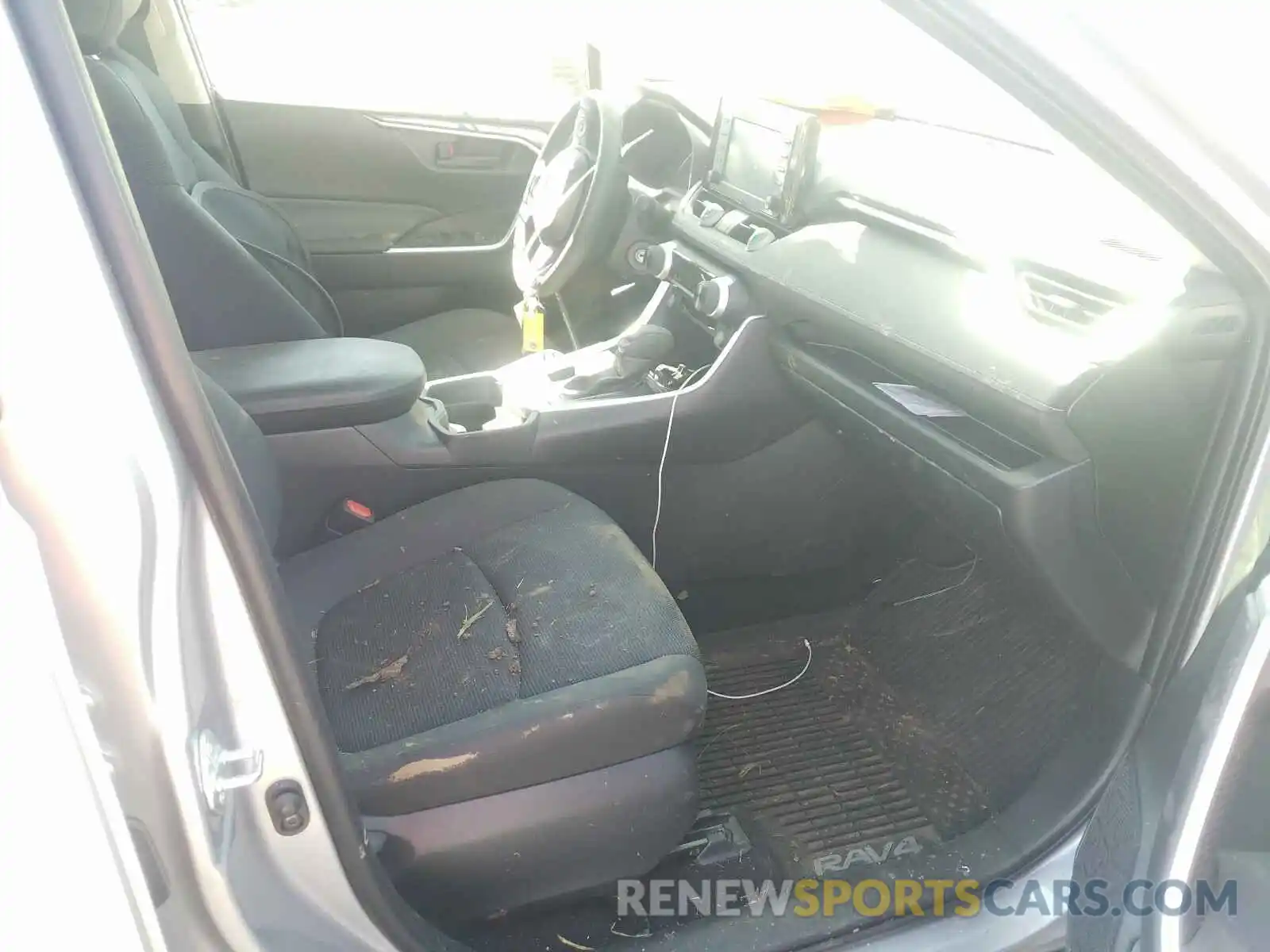 5 Photograph of a damaged car JTMG1RFV2KJ016149 TOYOTA RAV4 2019