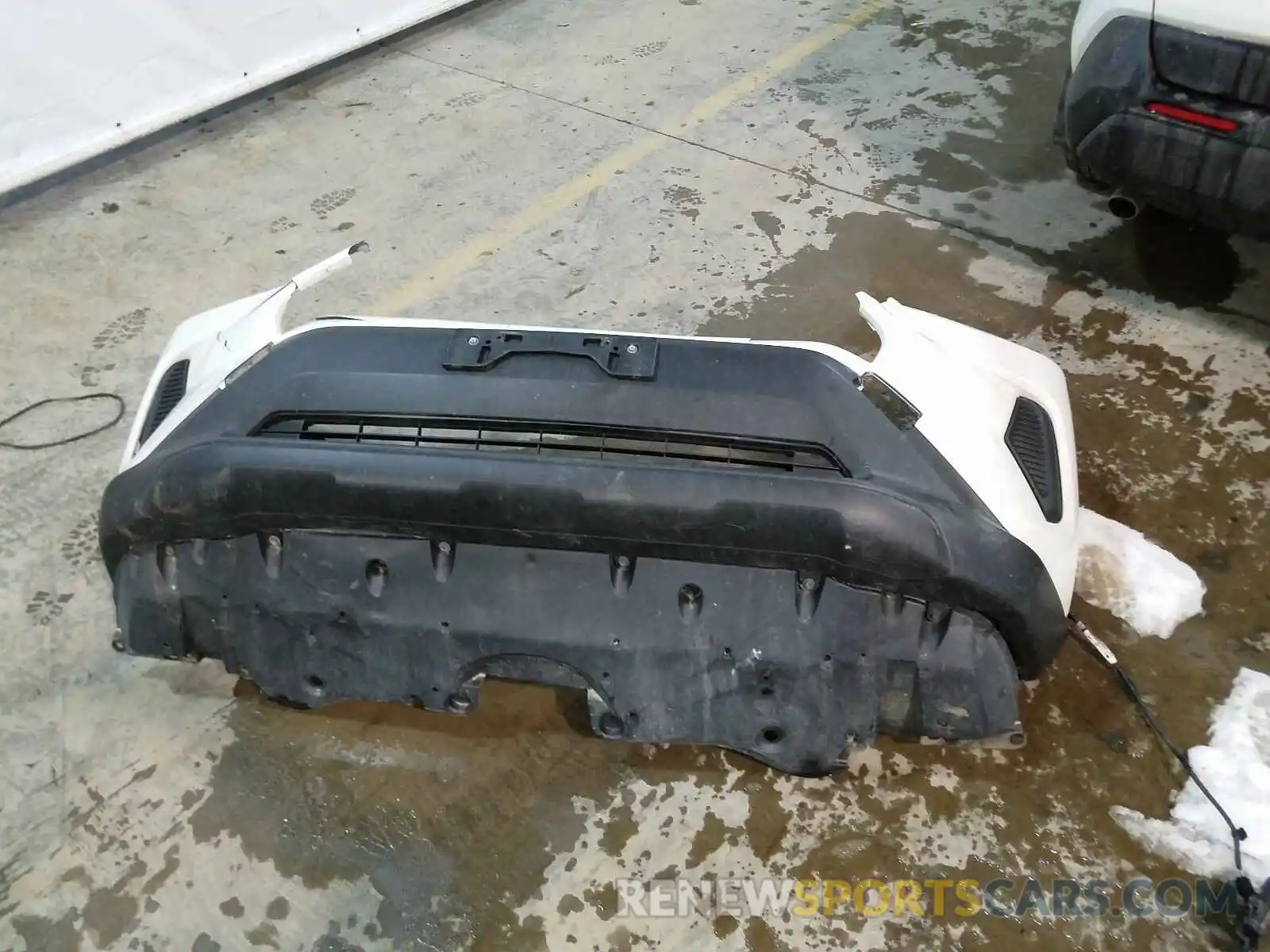 9 Photograph of a damaged car JTMG1RFV4KJ013558 TOYOTA RAV4 2019