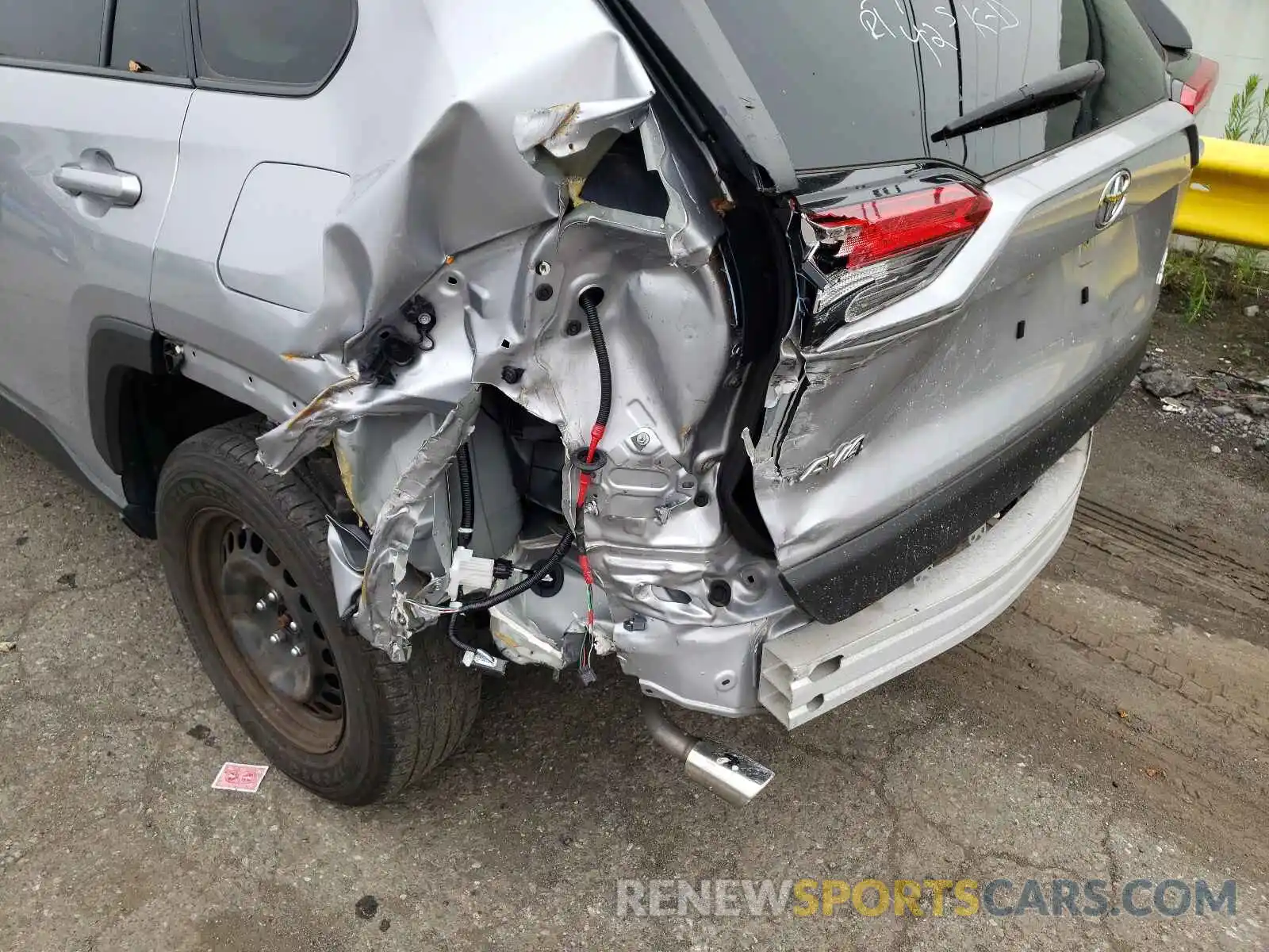 9 Photograph of a damaged car JTMG1RFVXKD005088 TOYOTA RAV4 2019