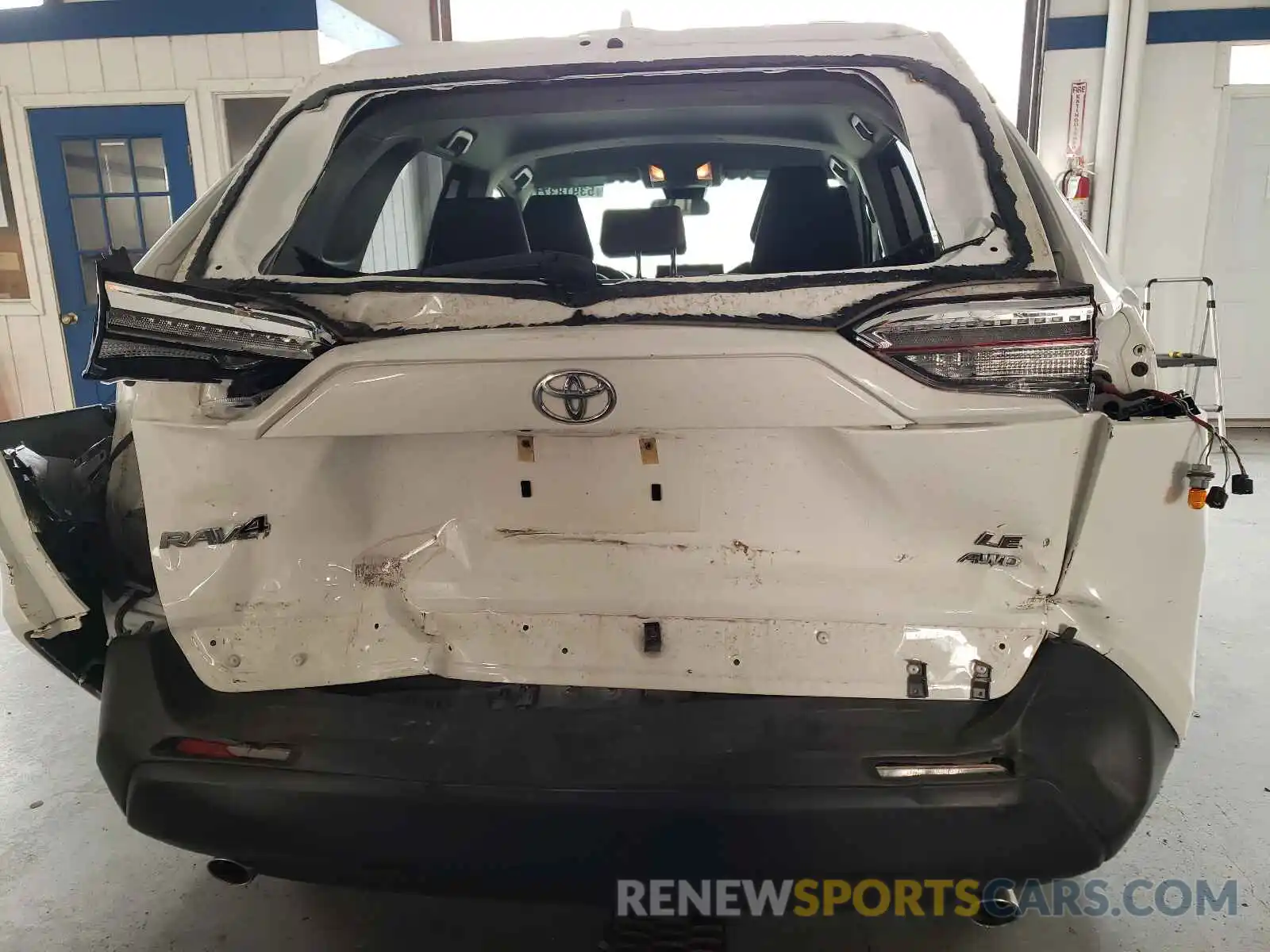 9 Photograph of a damaged car JTMG1RFVXKJ018604 TOYOTA RAV4 2019