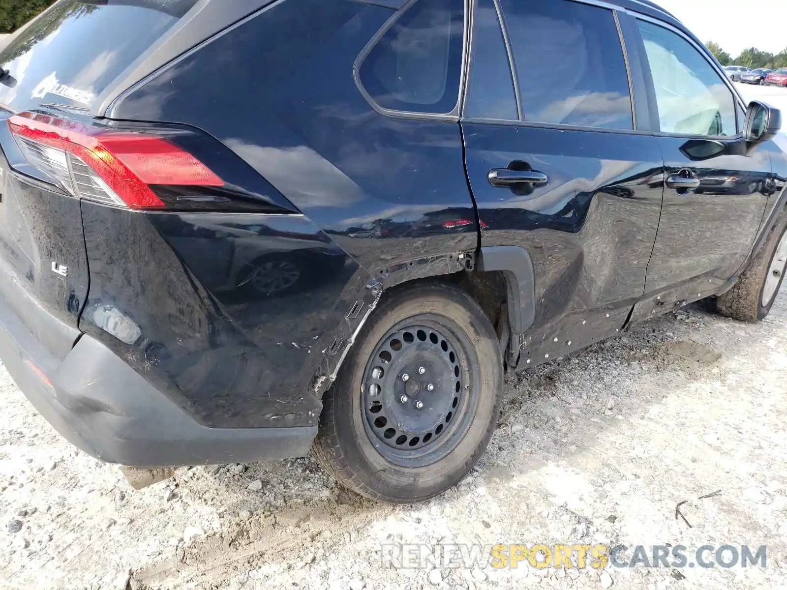 9 Photograph of a damaged car JTMH1RFV0KD031364 TOYOTA RAV4 2019