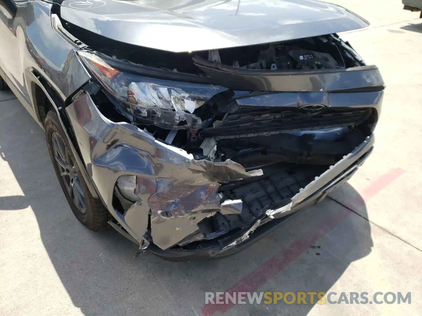 9 Photograph of a damaged car JTMH1RFV0KD512652 TOYOTA RAV4 2019