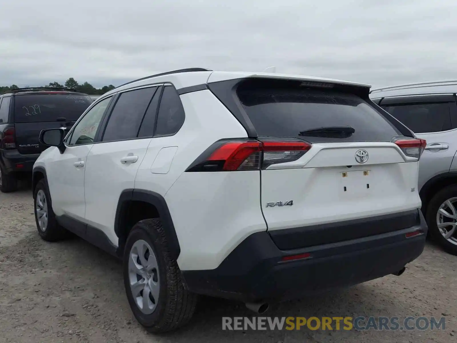 3 Photograph of a damaged car JTMH1RFV0KJ007034 TOYOTA RAV4 2019