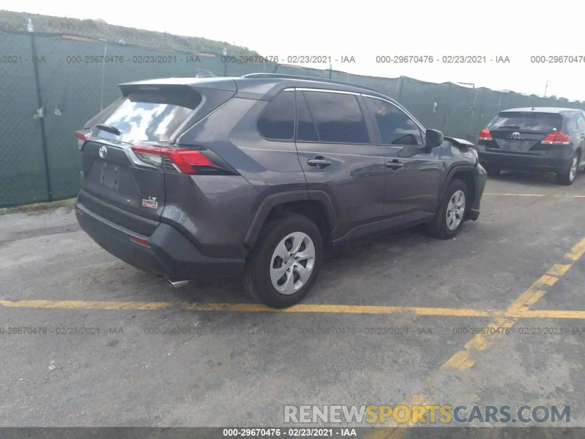 4 Photograph of a damaged car JTMH1RFV1KJ007513 TOYOTA RAV4 2019