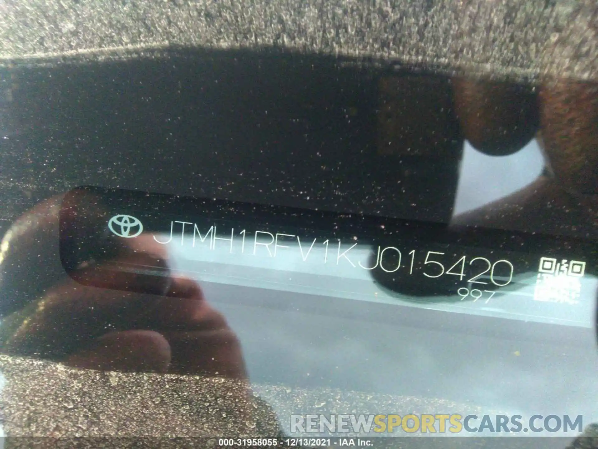 9 Photograph of a damaged car JTMH1RFV1KJ015420 TOYOTA RAV4 2019