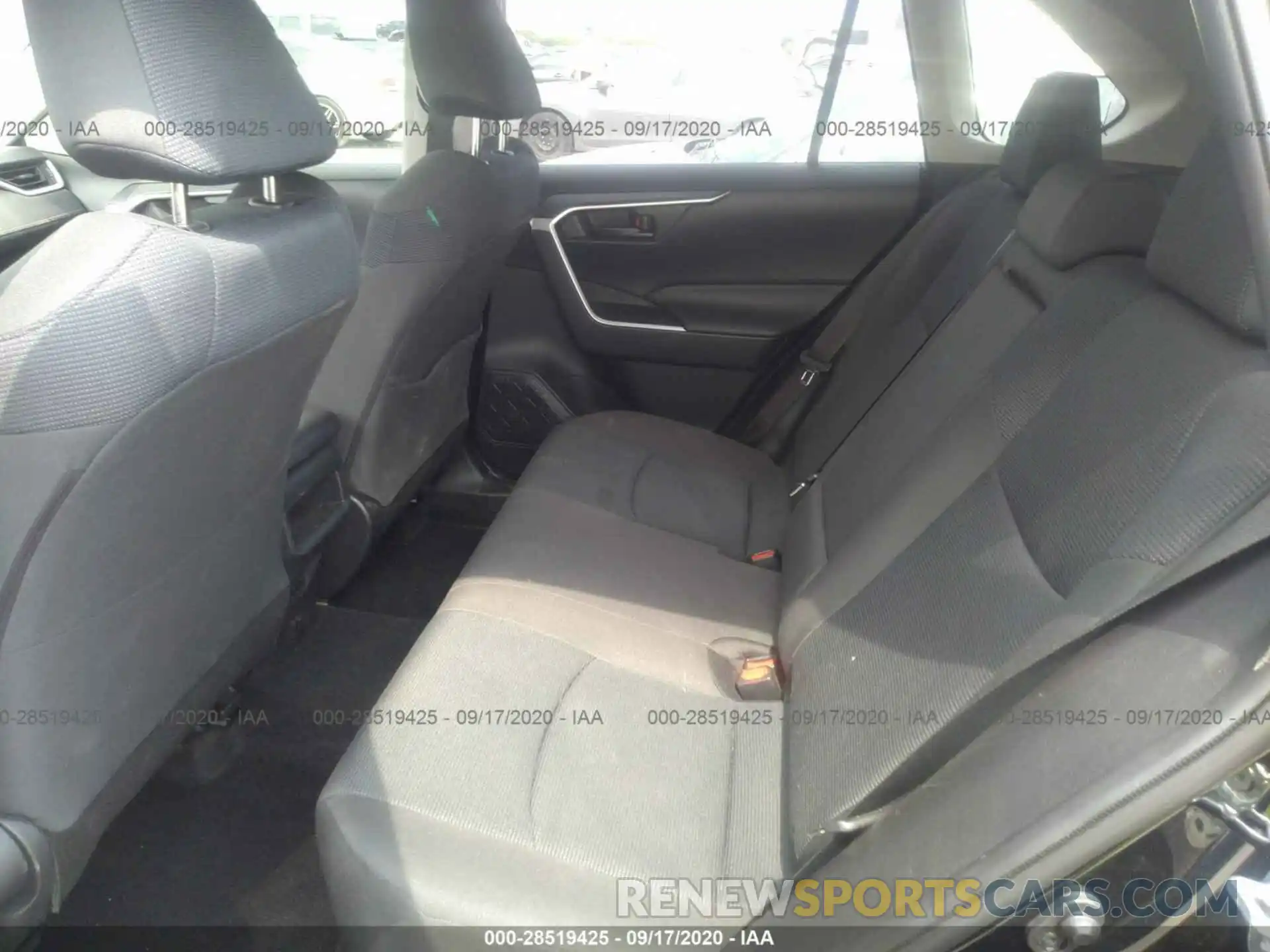 8 Фотография поврежденного автомобиля JTMH1RFV2KD516640 TOYOTA RAV4 2019