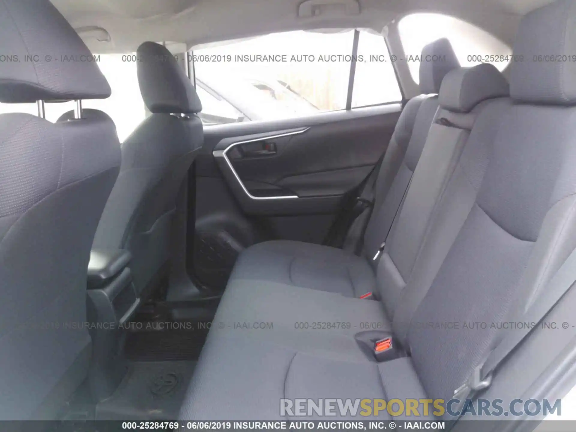 8 Photograph of a damaged car JTMH1RFV3KJ008694 TOYOTA RAV4 2019