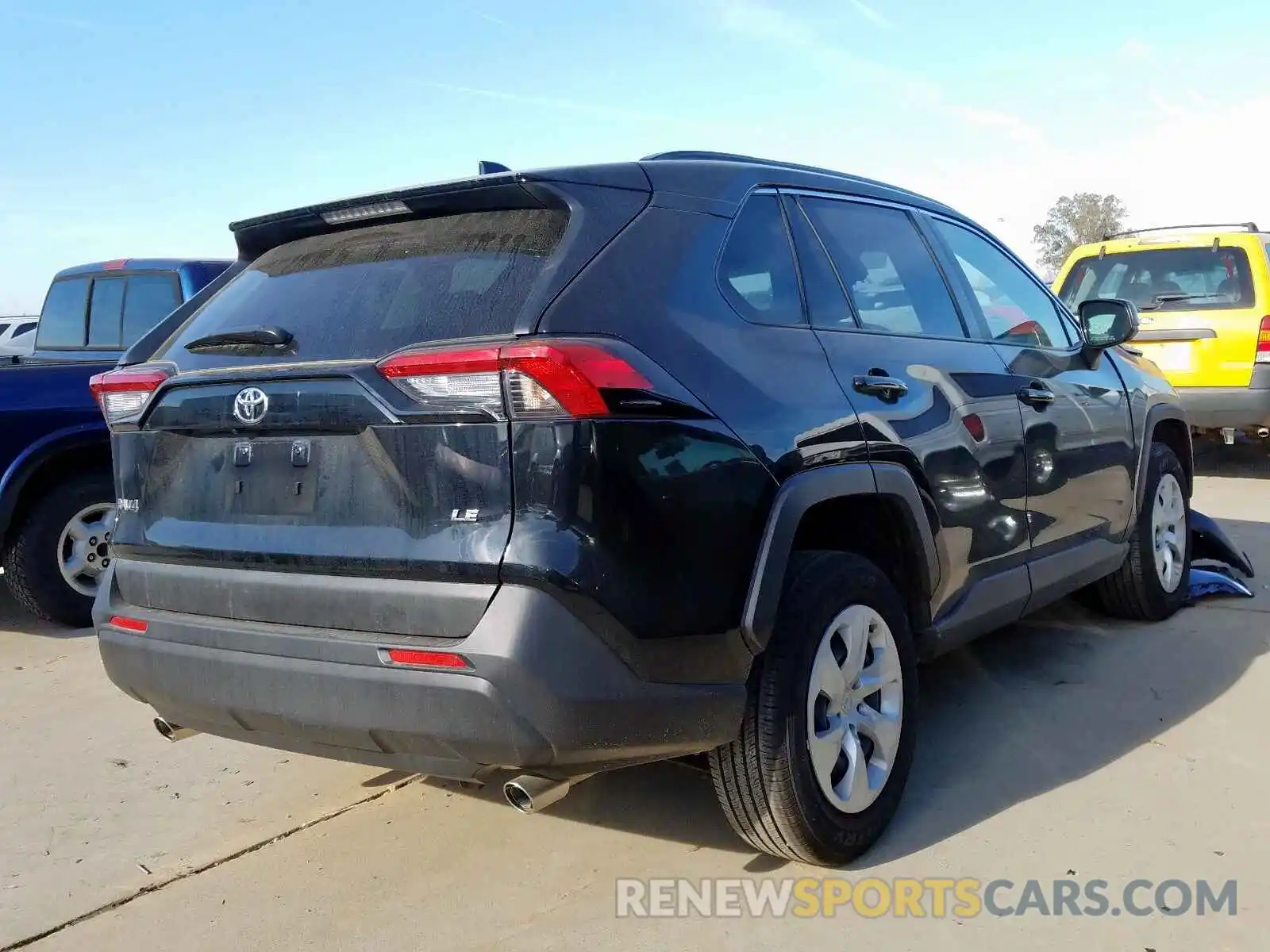 4 Photograph of a damaged car JTMH1RFV3KJ013104 TOYOTA RAV4 2019