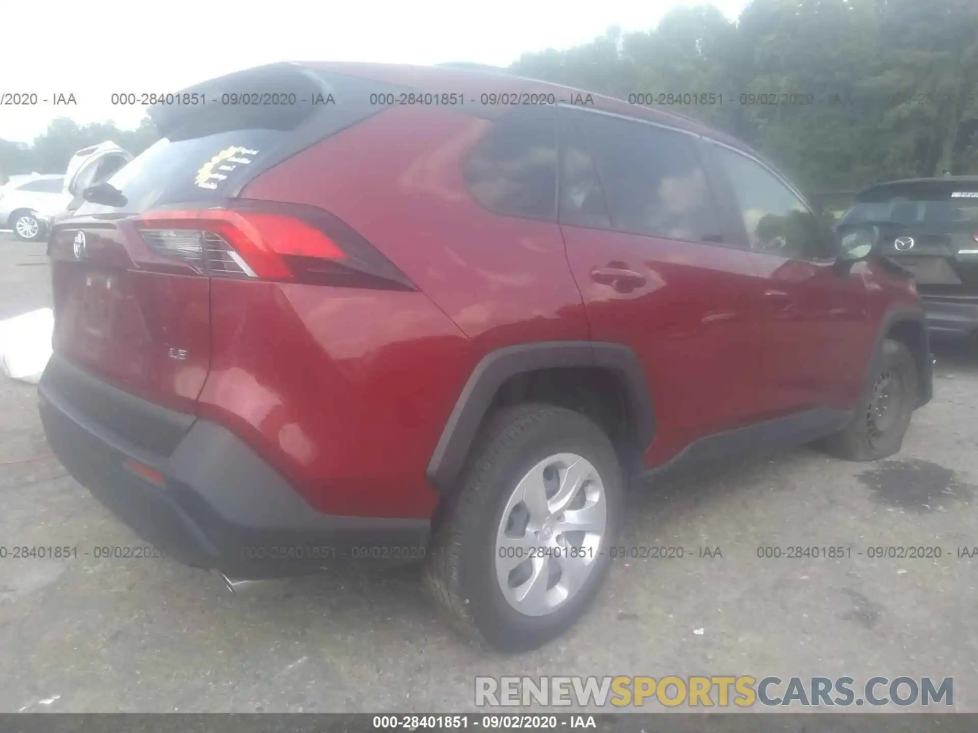 4 Photograph of a damaged car JTMH1RFV4KJ001768 TOYOTA RAV4 2019