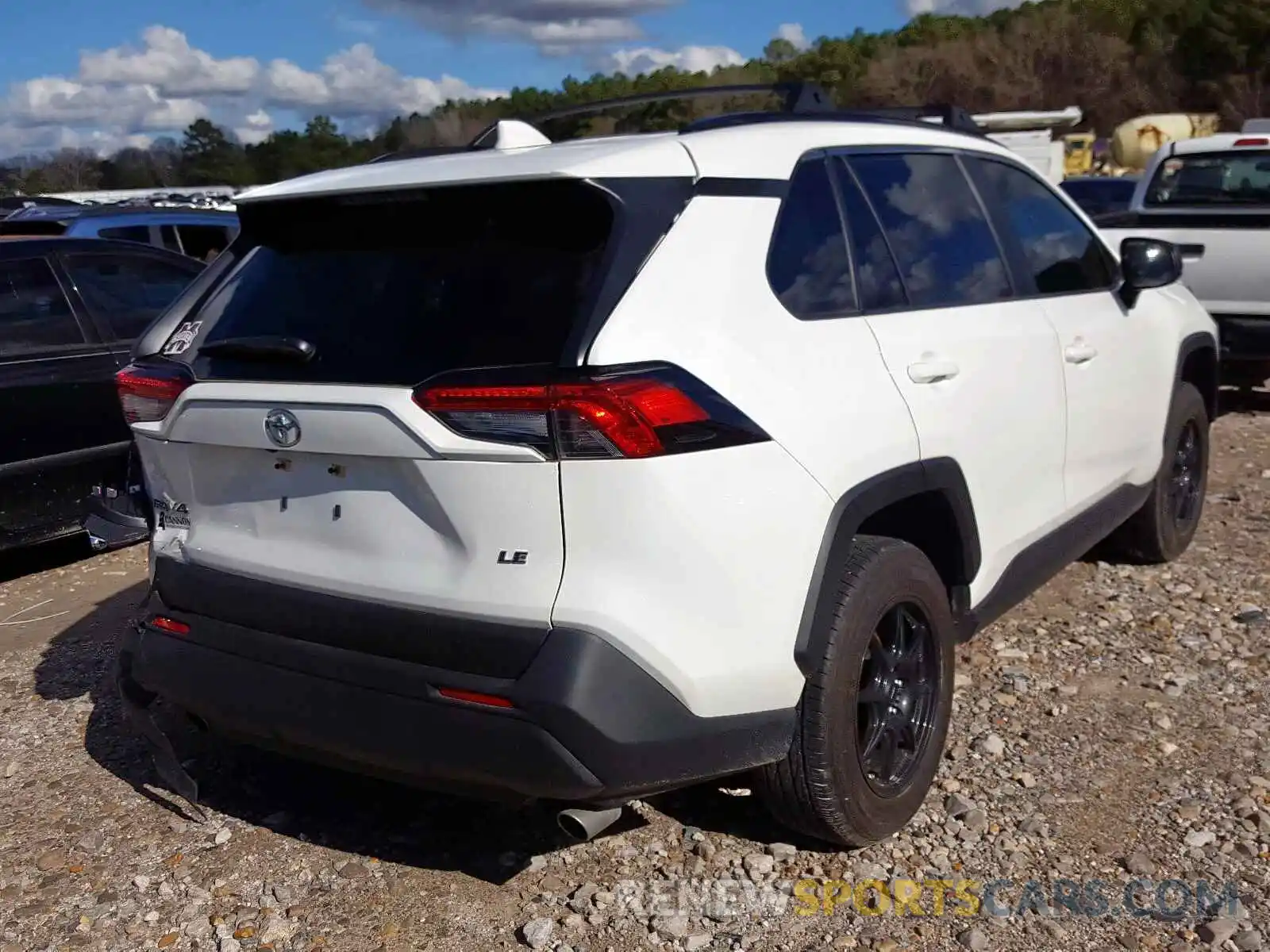 4 Photograph of a damaged car JTMH1RFV4KJ006372 TOYOTA RAV4 2019