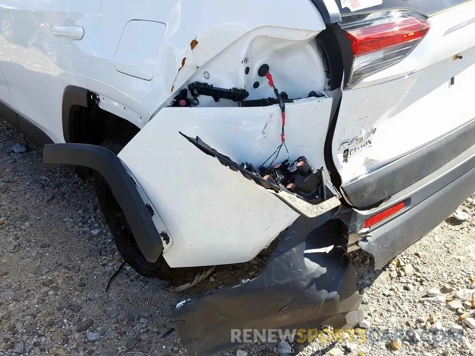 9 Photograph of a damaged car JTMH1RFV4KJ006372 TOYOTA RAV4 2019