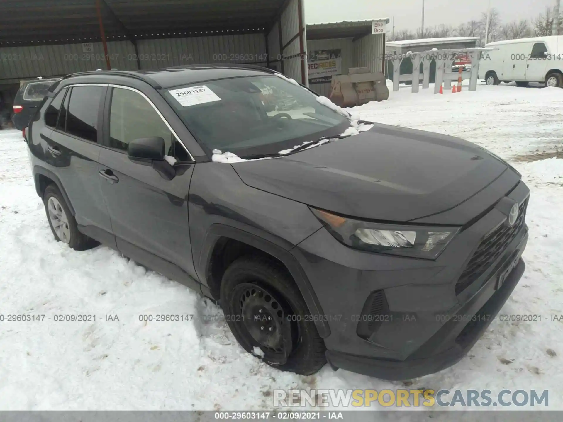 1 Photograph of a damaged car JTMH1RFV4KJ007022 TOYOTA RAV4 2019