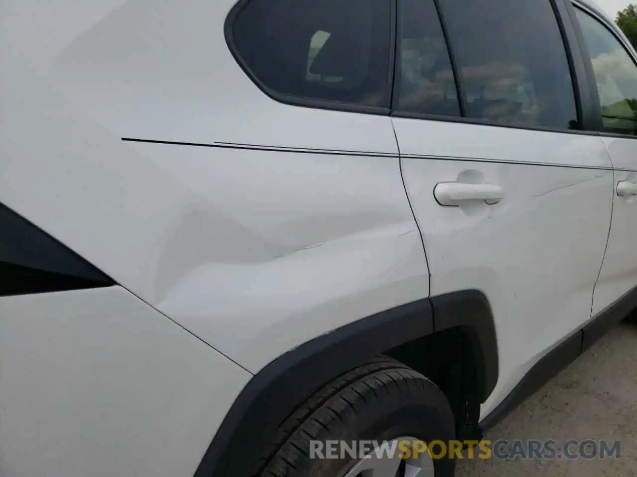 9 Photograph of a damaged car JTMH1RFV4KJ010891 TOYOTA RAV4 2019