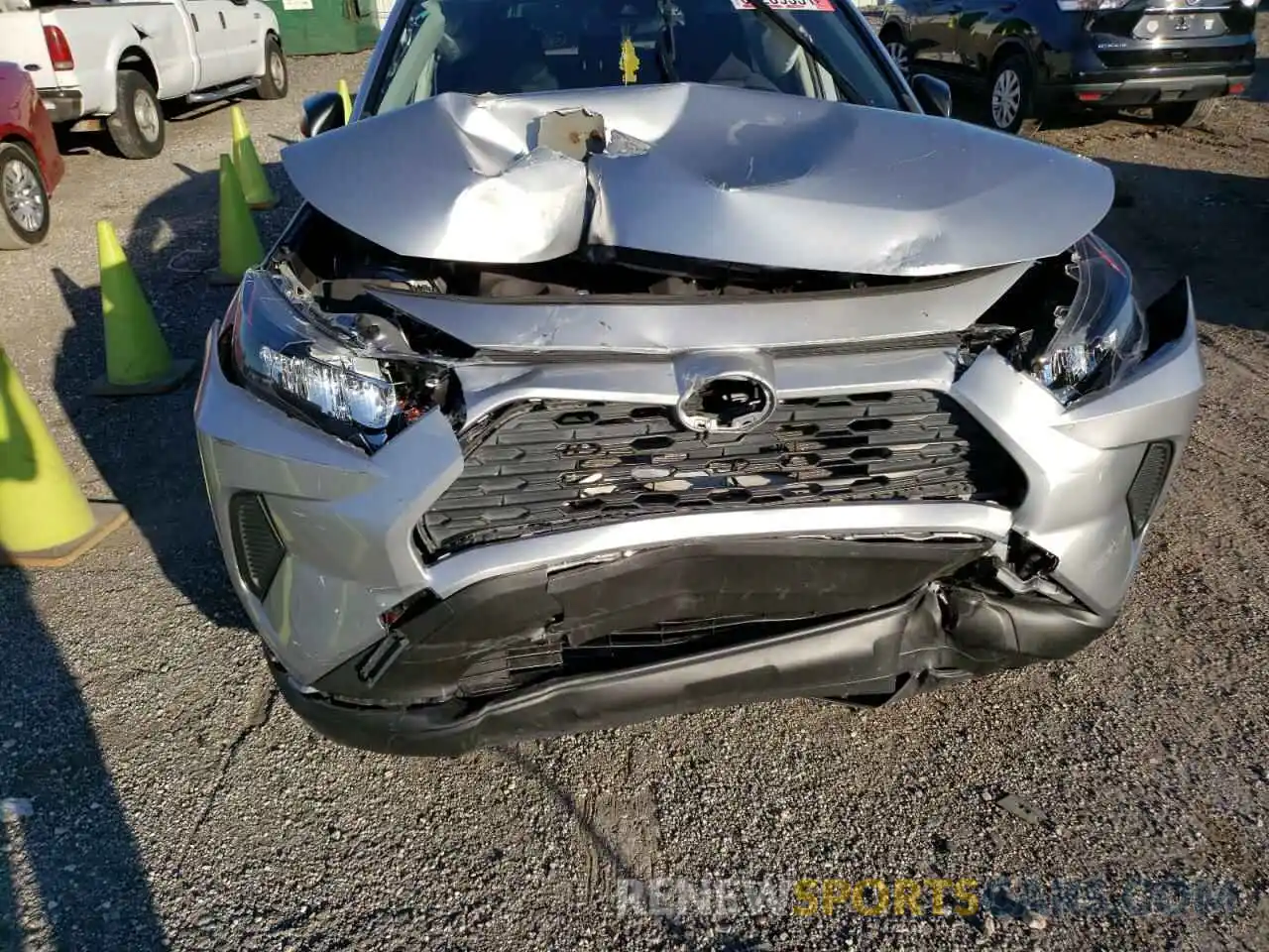 9 Photograph of a damaged car JTMH1RFV4KJ015749 TOYOTA RAV4 2019