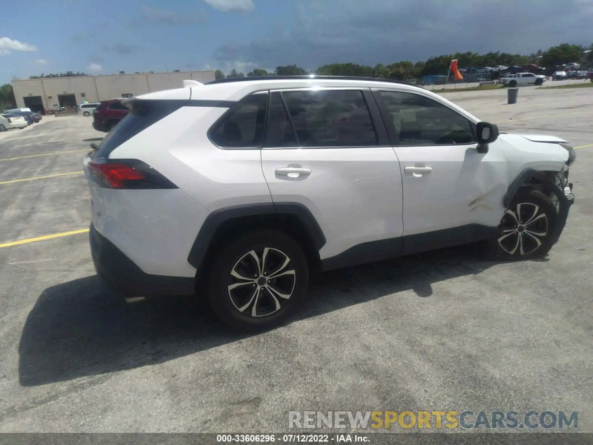 4 Photograph of a damaged car JTMH1RFV5KD022563 TOYOTA RAV4 2019