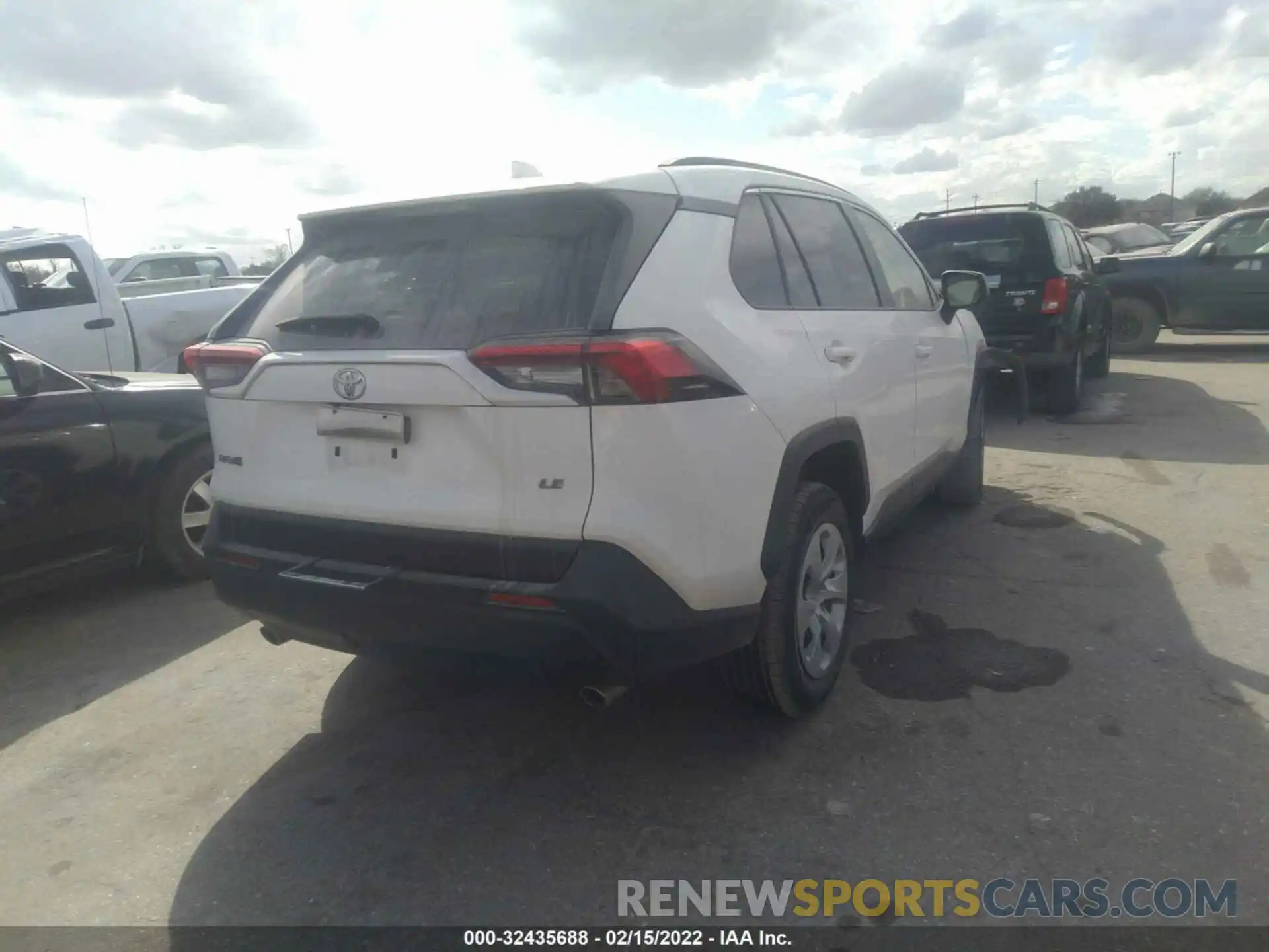 4 Photograph of a damaged car JTMH1RFV5KJ004999 TOYOTA RAV4 2019