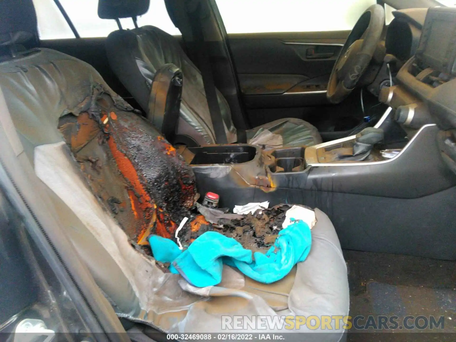 6 Photograph of a damaged car JTMH1RFV6KD510694 TOYOTA RAV4 2019