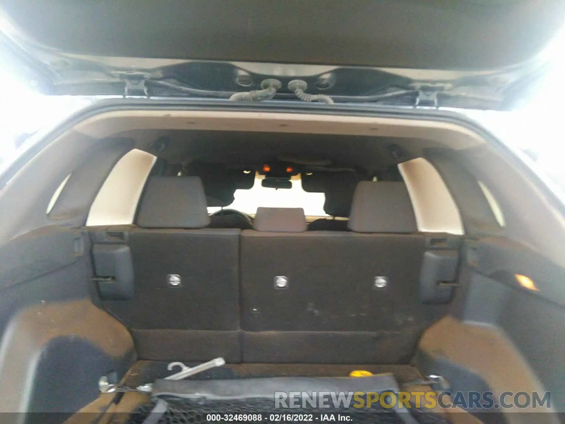 8 Фотография поврежденного автомобиля JTMH1RFV6KD510694 TOYOTA RAV4 2019