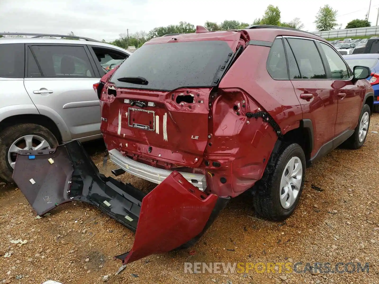 4 Photograph of a damaged car JTMH1RFV6KJ004395 TOYOTA RAV4 2019