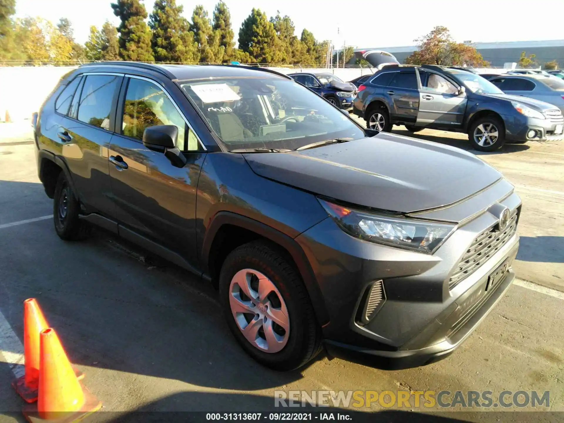 1 Photograph of a damaged car JTMH1RFV6KJ004901 TOYOTA RAV4 2019