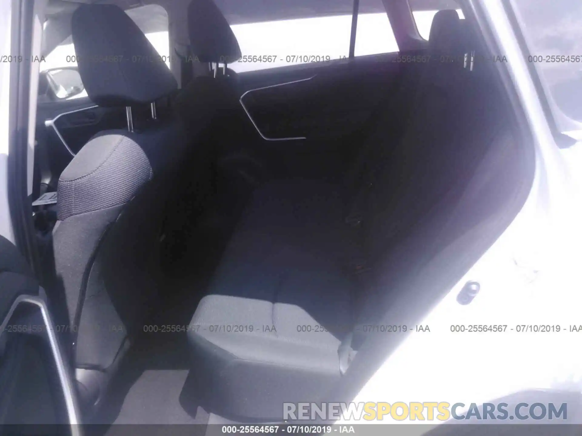 8 Photograph of a damaged car JTMH1RFV6KJ005398 TOYOTA RAV4 2019