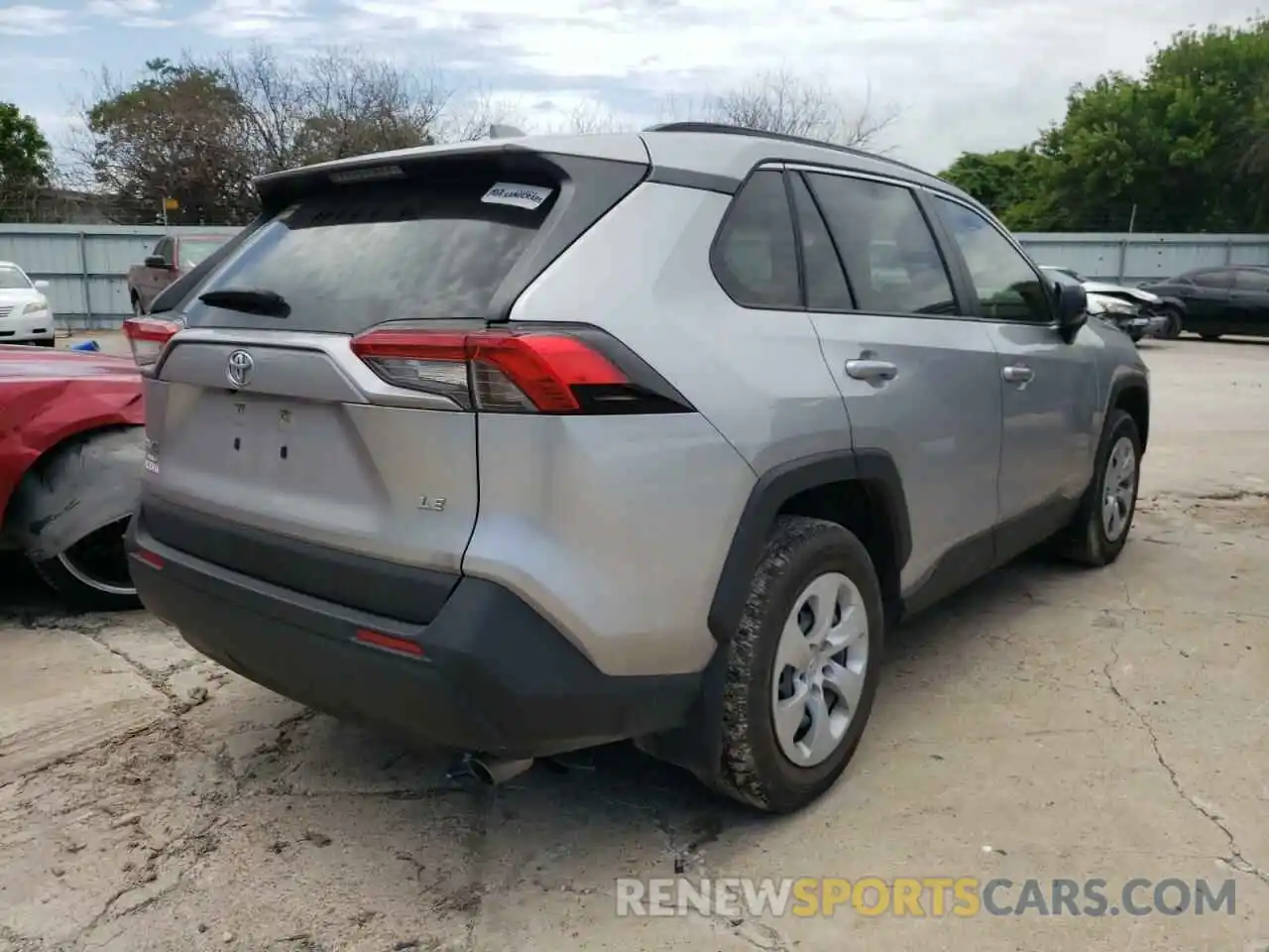 4 Photograph of a damaged car JTMH1RFV6KJ007247 TOYOTA RAV4 2019