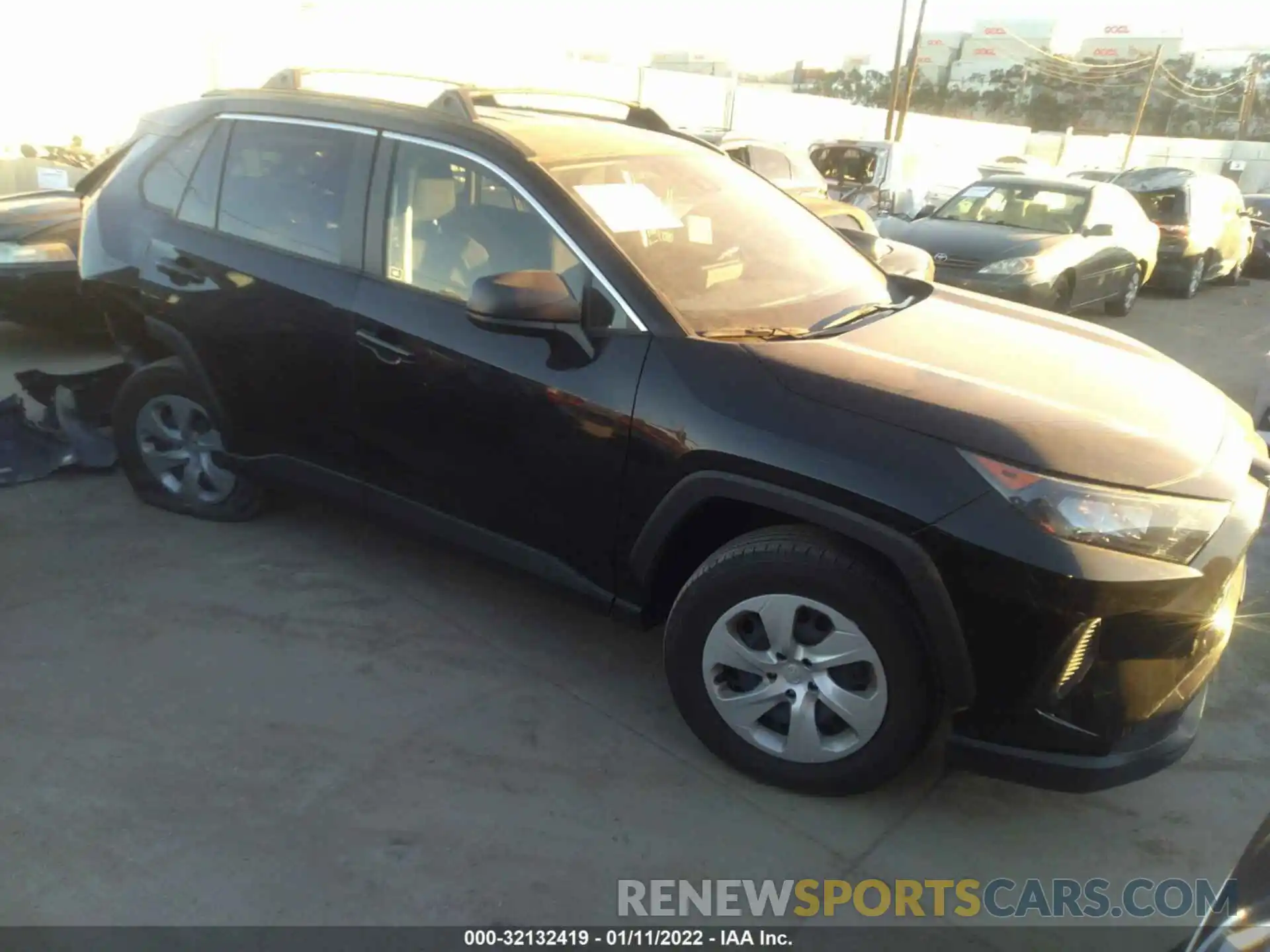 1 Photograph of a damaged car JTMH1RFV6KJ007927 TOYOTA RAV4 2019