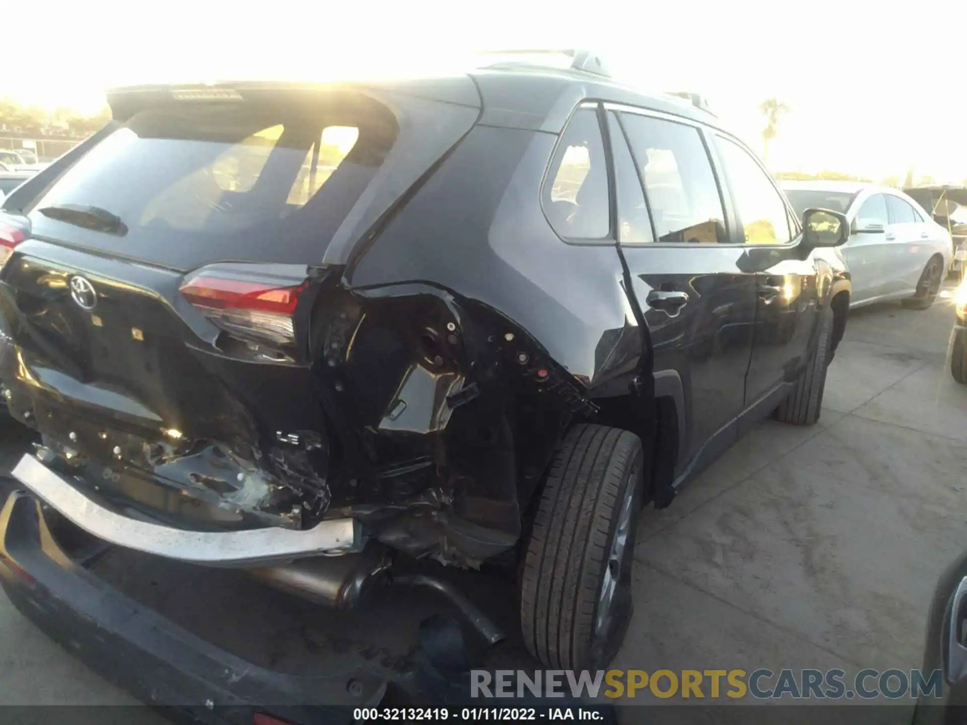 4 Photograph of a damaged car JTMH1RFV6KJ007927 TOYOTA RAV4 2019