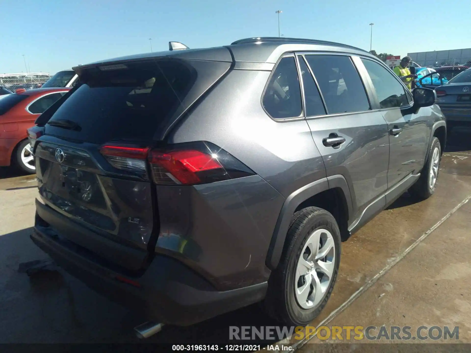 4 Фотография поврежденного автомобиля JTMH1RFV7KD006946 TOYOTA RAV4 2019