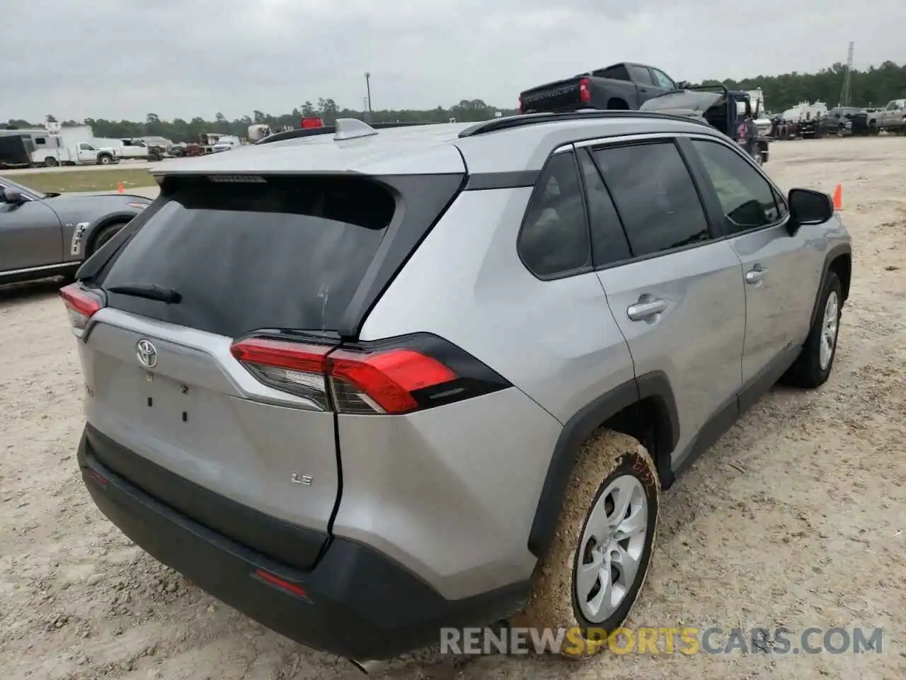 4 Photograph of a damaged car JTMH1RFV7KD010883 TOYOTA RAV4 2019