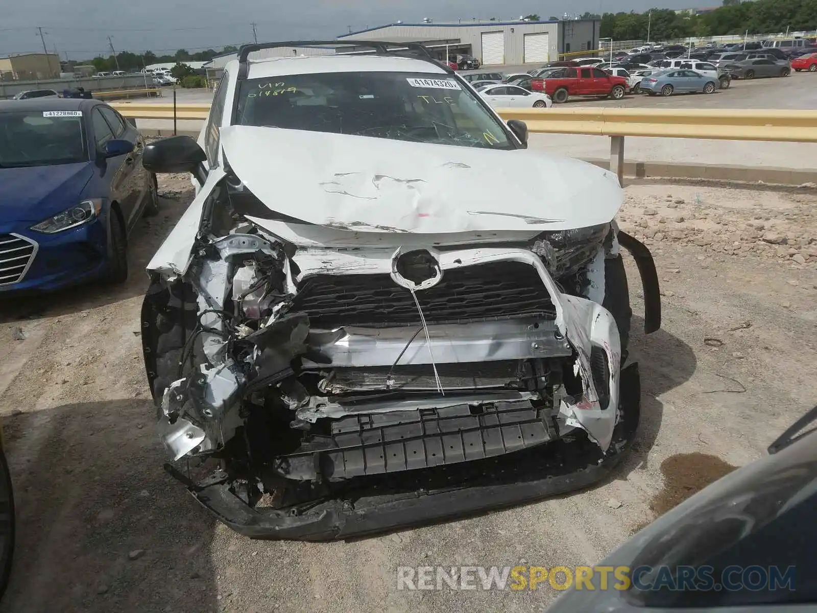 9 Photograph of a damaged car JTMH1RFV7KD014819 TOYOTA RAV4 2019