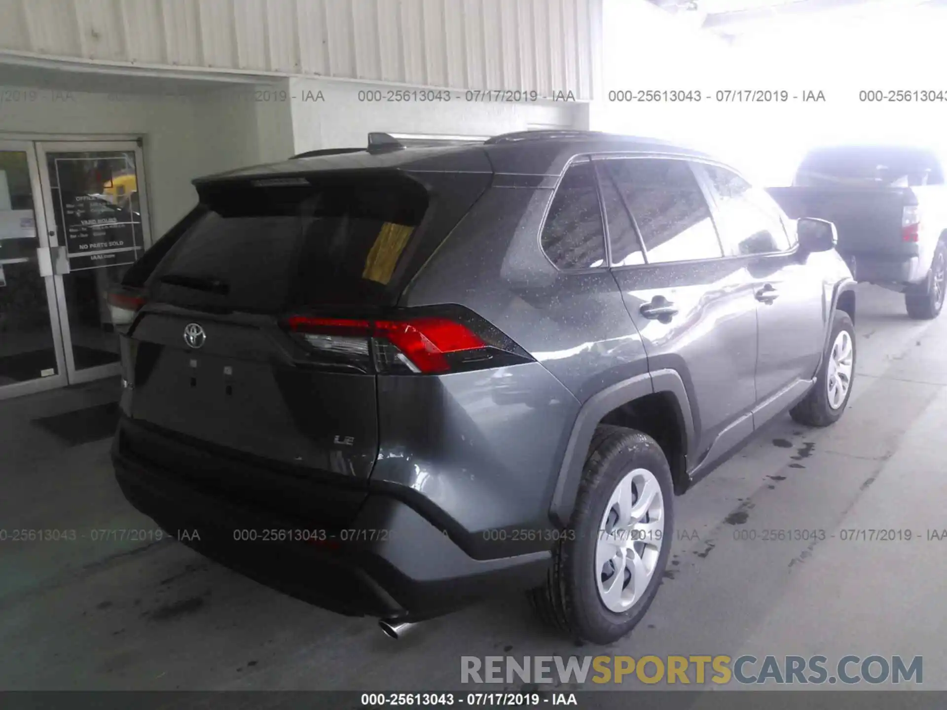 4 Photograph of a damaged car JTMH1RFV7KD507402 TOYOTA RAV4 2019